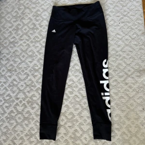 Adidastights svarta med tryck - Storlek S men passar XS. Supersköna och fint skick