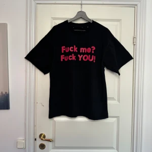 Number (N)ine T-Shirt - T-shirt från japanska Number (N)ine, designad med distressing runt och på kragen och andningshål under ärmarna.   Otrolig passform och riktigt bra kvalité.   En statement t-shirt som kommer raka in likes på instagram såväl som nummer på klubben.