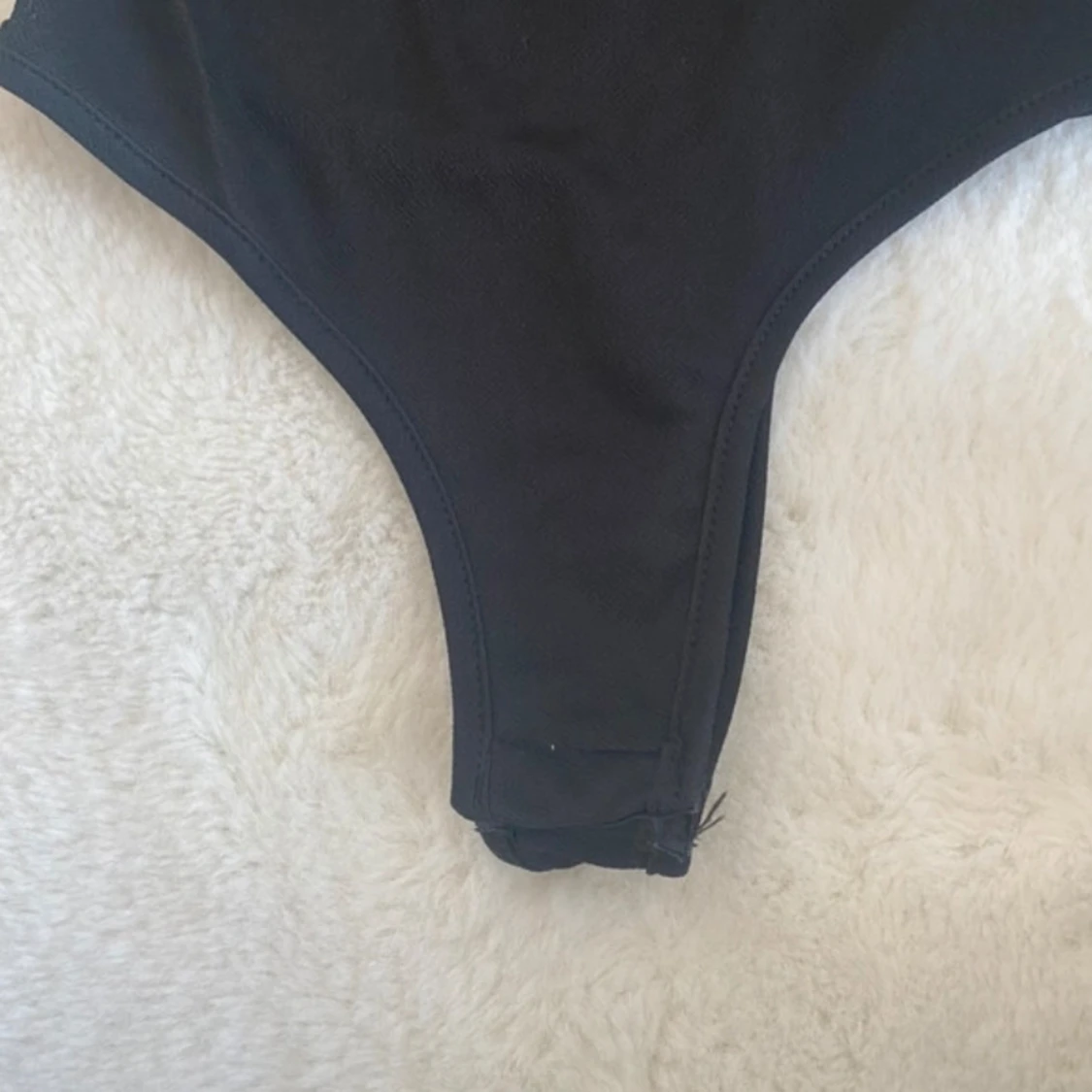 Svart off-shoulder body - 91