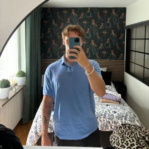 Ralp Lauren piké  - Säljer denna blåa Ralph Lauren piké då den ej används, storlek L sitter true to size och är i ett fint skick nypris 1500kr mitt pris 199kr