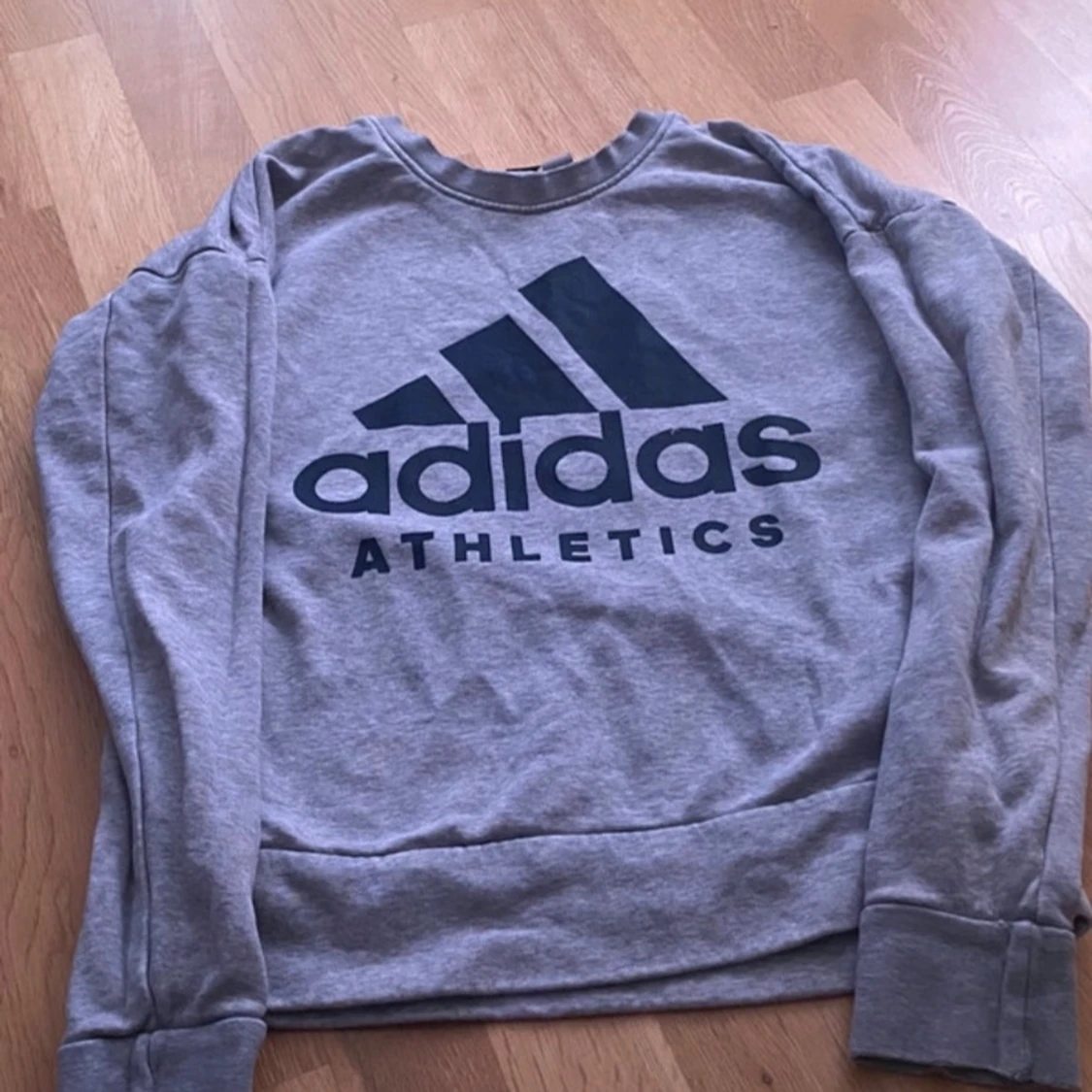 Grå sweatshirt från Adidas - 90