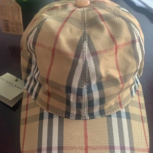 Helt ny burberry keps  - Den har inte används och är helt ny kom in för att diskutera priset kepsen är självklart justerbart.