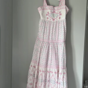 Malina klänning  - By Malina klänning i stl M, bara använd en gång så i nyskick. Modellen heter Grazia och kostar 3800kr ny.