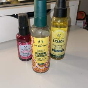 En facemist, Hair mist och en body mist från the body shop, som inte kommer till användning längre, alla är använda men det finns mer än hälften kvar av alla tre! 💕✨