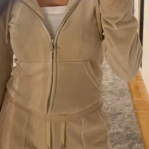 Juicy tröja  - Jätte fin och ganska så oanvänd juicy couture tröja, färgen brazilian sand. Köpte för 1200kr men säljer mycket billigare då den inte är lika trendig och lite använd. Ganska så nytt skick inga problem eller skador