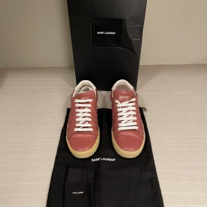 Saint Laurent skor  - Hej! Säljer dessa riktigt snygga YSL skorna perfekt till hösten. De är i nyskick utan defekter i storlek 37. Endast Lådan tillkommer då jag inte längre har kvar det andra. Säljes för endast 1199! Hör av er om ni har några frågor eller funderingar!