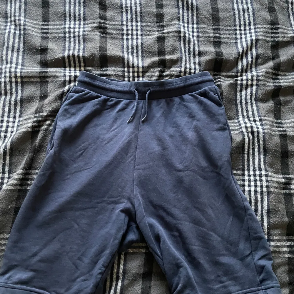 Navy Blåa mjukis shorts, väldigt sköna att ha på sig hemma. Kan användas som vanliga shorts eller som mjukis shorts. Skick 7/10 lite strul med banden. Säljer för att dom inte passar. . Shorts.