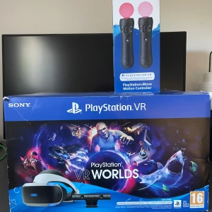 Ps4 VR set + motion controllers - Säljer mitt VR set och motion controllers som jag fick i present eftersom att jag inte har tid att spela med. Köptes för ca 4200 och säljs nu för 2200