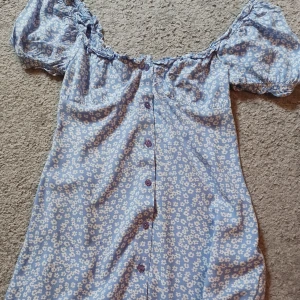 Söt klänning💖 - Fin sommrig klänning köpt på nelly💙 Köpt förra sommaren men aldrig blivit använd✨️ Prisförslag mottas