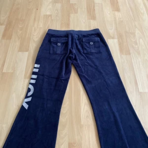 Juicy couture  - Vintage juicy couture utsvängda byxor, perfekt skick, velouren är fortfarande mjuk och ren   Midjan är 36 cm rakt över men dem är väldigt stretchiga så passar mindre och större med! Innerbenslängden är ca 83 cm.