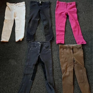 Ridbyxor  - Vita ridbyxor storlek 150 SÅLD  Mörkblåa ridbyxor storlek 152 SÅLD  Rosa ridbyxor storlek 146/152  Blå jeansridbyxor storlek 140  Bruna ridbyxor storlek 150 SÅLD