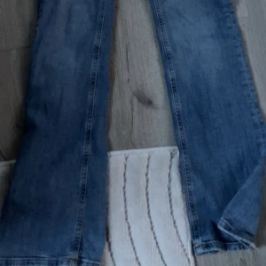 low waist jeans  - Low Waits jeans från zara  Storlek 32   Skick 4/5  Har små slitningar längst ner men inget man tänker på.