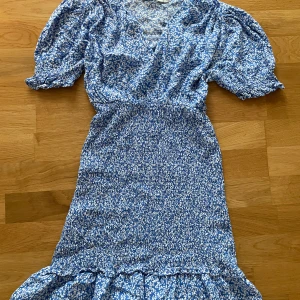 Sommarklänning - Mycket fin och blå sommarklänning från NA-KD i Stl 34.
