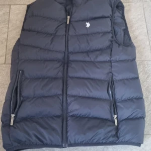 Mörkblå polo väst. - Det är en mörkblå polo väst i bra skick, använd fåtal gånger. Nypris 1000.