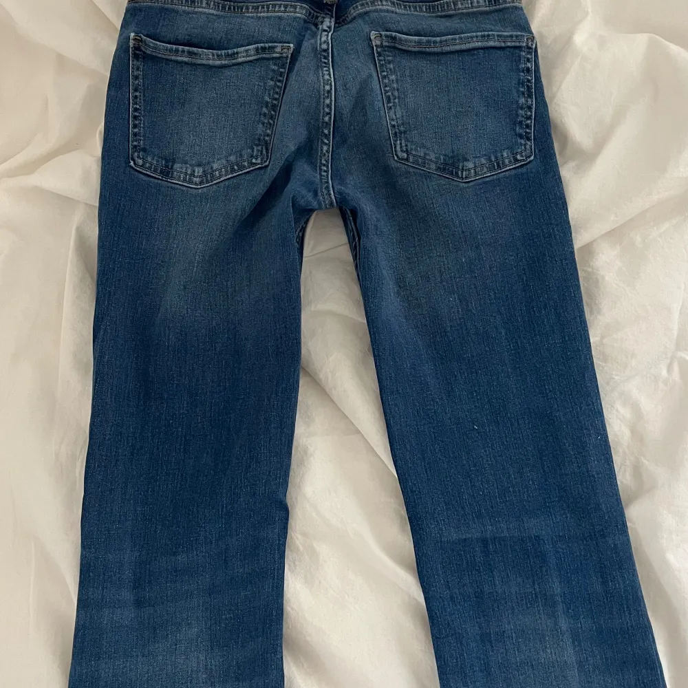 Säljer mina jättesnygga jeans från Zara då de tyvärr inte passar mig!💕 Hålen är gjorda med mening! Dem är strl 36 och stretchiga! Pris kan diskuteras💕. Jeans & Byxor.