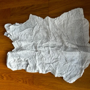 Blus från hm - Söt och fin blus från hm. Skrynklig just nu då jag precis flyttat och går igenom allt jag har. Går såklart att stryka och fixa 