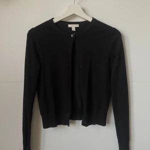 Svart kofta💞 - Perfekt basic plagg men ändå snyggt! Använd men väldigt bra skick!💞 