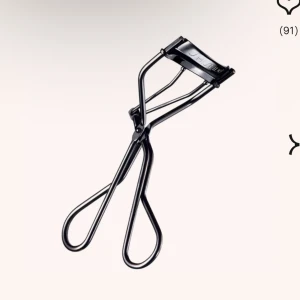 Shiseido ögonfransböjare - Säljer eftersom den inte används. Endast testad någon enstaka gång, finns inga defekter och knappt tecken på användning. Köpt för 485kr på kicks