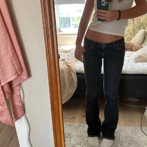 Low waist bootcut jeans - Säljer dessa lågmidjade bootcut jeans! Midjemått: 37cm rakt över.  Innerbenslängden vet jag inte då jeansen är hos min pappa. Jag är 1,61/1,62 på bilden😊