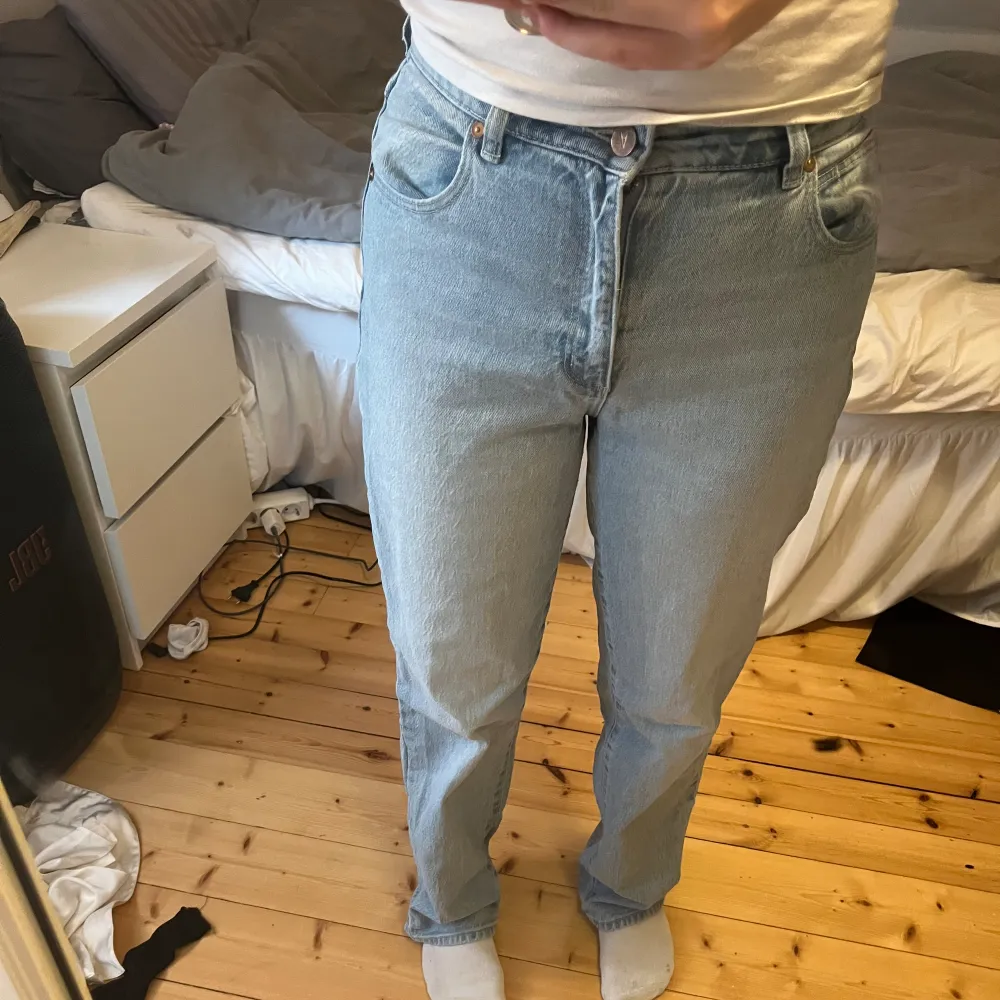 säljer dessa snygga  abrand jeansen i storlek 28. de är använda men inget är sönder.. Jeans & Byxor.