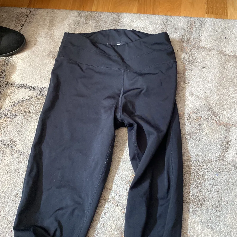 Ett par träningsbyxor som är räfflade nere vid fotleden supersköna från märket Soc och i storlek S. Sportswear.