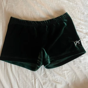 Hotpants - Gröna samet hotpants. Bra skick. Inga deffeker. Säljer då jag slutar på gymnastik. 