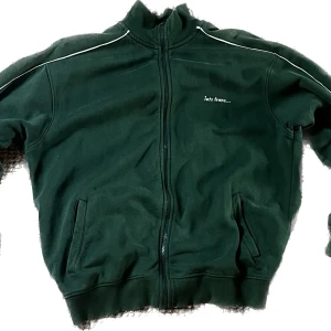 Vintage Iets france Zip up - iets frans zip up köpt i Urban Outfitters🙌, bra kvalitet💯 lätt använd passar normal i storlek 🤩