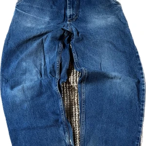Polar Big Boys Baggy Jeans - Slitna Old polar Big boys skater baggy jeans🤩 storleken är xs men passar mer som S/M Distressing på undersidan och några märken Men bra Kvalitet. Pris kan ändras 🤔