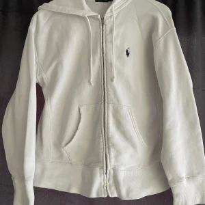 Ralph lauren zip hoodie  - Säljer den eftersom har två likadana. Den är i fint skick skulle säga 8,5/10. Kontakta gärna vid frågor. Nypris:2300kr