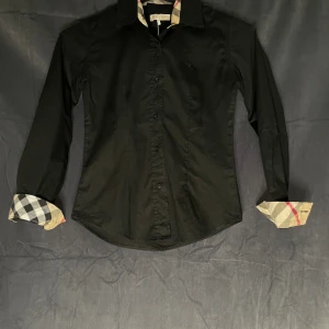 Burberry dam skjorta  - Säljer den för att den är för liten för mig. Köpt på sellpy men skicket är jätte fint skulle säga 9/10. Kontakta gärna vid frågor.  Nypris 4000kr