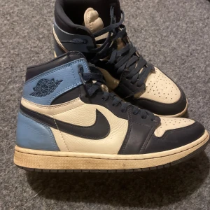 Jordan 1 High Obsidian - Hej, Säljer nu mina Obsidians high då jag ska köpa andra skor. Sparsamt använda inga större flaws.  Bara att skriva vid funderingar