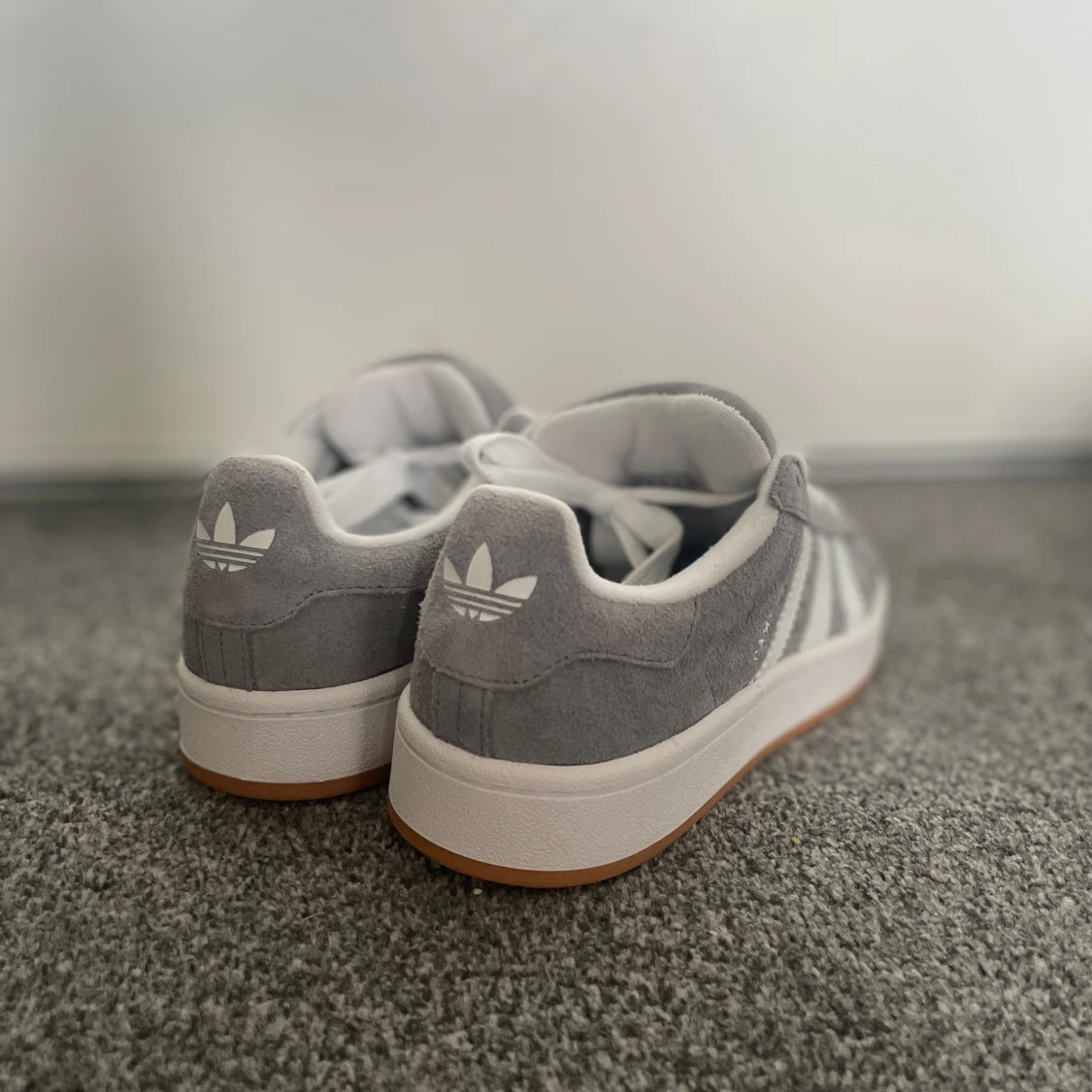 Gråa Adidas Campus 00s J - 90