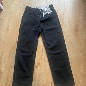 Dickies - Välanvända men har mer att ge. Tror modellen heter ”874 Work Pant” Storlek: W28 