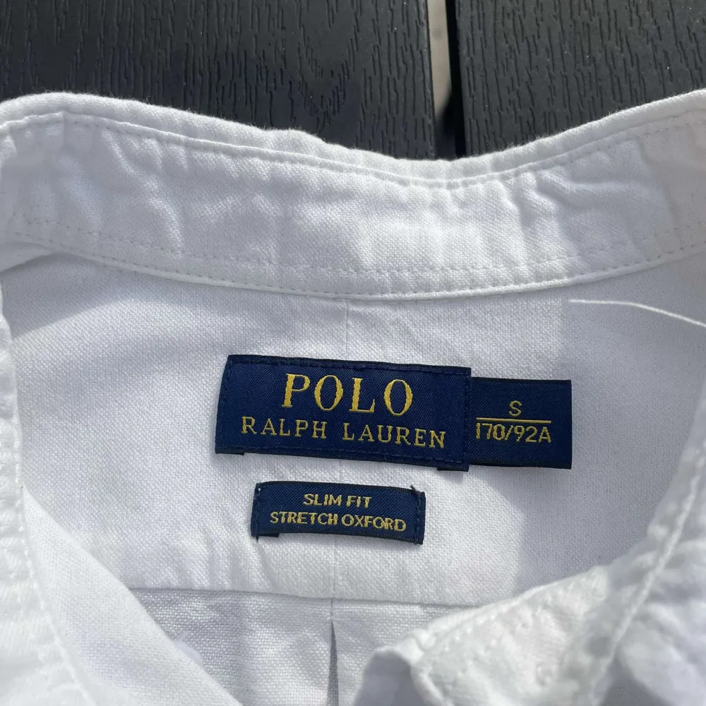 | Vit Ralph lauren skjorta | Skick 9,5/10 (endast använd en gång). | Storlek S | Tveka inte på att skriva om du har frågor eller funderingar!. Skjortor.