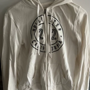 Hollister hoodie - Köpt på sellpy och använd någon enstaka gång av mig. I använt skick💗