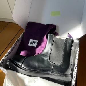 Eytys Nikita svarta  - Svarta Eytys boots med en fräck liten metall detalj fram vid tårna och lika detaljer. Perfekta för hösten och de är helt oanvända!