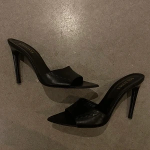 Svarta klackar - Svarta klackskor i storlek 37 i äkta skinn. Snålt använda i mycket fint skick. 