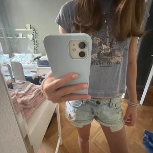 Zadig & Voltaire tröja - En supersöt Zadig t-shirt som jag tyvärr växt ur❤️ storlek står inte med skulle uppskatta att det är 146-152. Den har blivit lite nopprig, men det syns inte alls! Den säljs inte längre men tror att den kosta cirka 600kr💞