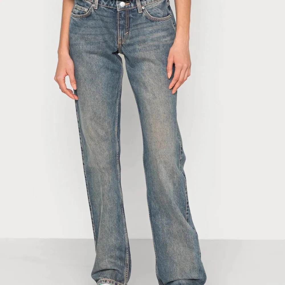 Superfina lågmidjade Straight Arrow Jeans ifrån Weekday. De har blivit lite slitna. Färgen syns bäst på sista bilden. Ordinarie pris- 500kr. Färg- Dark worned blue🩷. Jeans & Byxor.