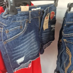 Levis low waist shorts - Jag köpte den här low waist shorten men jag växte ifrån den passar mest tjejer som är 161cm och 158cm