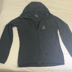 Haglöfs Jacka - Haglöfs jacka i bra skick, sitter alldeles utmärkt på en och är skön och tunn. Köp för 1199 men mitt pris 799. Storlek Xs men kan passa som S. 
