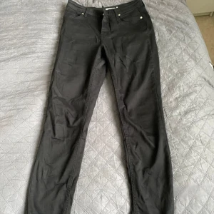 Svarta jeans från NA-KD - Ett par svarta jeans från NA-KD i storlek 40. Jeansen har en dragkedja och knapp framtill samt fem fickor. De har en fransig nederkant.💕