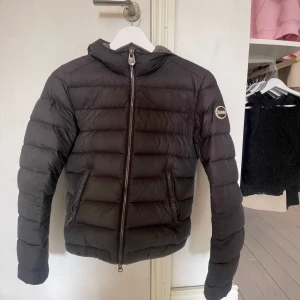 Colmar jacka - Säljer nu min fina vinterjacka från colmar som är välanvänd och i bra skick. Passar super bra till allt och har inga defekter!