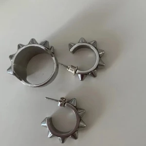 Edblad smycken  - Jag säljer mina nästintill oanvända edblad smycken med nitar! Det går att köpa separat eller tillsammans!💕 priset är diskuterbart!💕(ringen är i storlek 16/xs