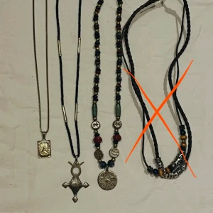 Halsband⭐️ - Coola bohemiska halsband, 20 kr var⭐️ (Det överkryssade halsbandet till höger är sålt men resten finns kvar!) 