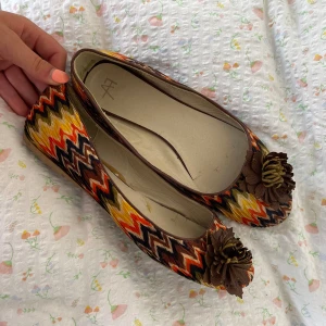 Missoni liknande skor!  - Så fina ballerina skor som liknar missoni!  Defekterna som finns är dom som syns på insidan men inget som syns när man har på sig dom! 