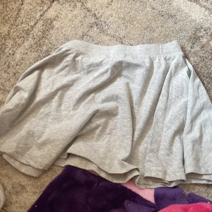 Kjol  -  En grå supersöt kjol för billigt pris storlek 140