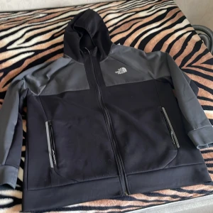The North face  - The north face kofta i svart grå färg. Skick 7/10 typ använd men inga hål eller skador. Storlek XXL men passar även XL
