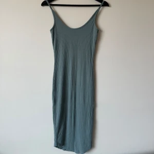 Fin mintgrön/blå ribbad klänning från BikBok  - Min absoluta favoritklänning från BikBok. Supersmjuk och härlig klänning i kroppsnära passform med mycket stretch. Medellängd (jag är 166cm och den slutar vid knäna.) Mycket fint skick och materialet andas bra!