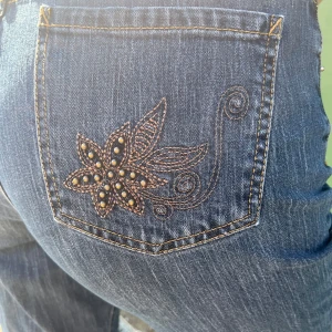 Vintage jeans - Ett par snygga jeans med vacker detalj som jag köpte på beyond retro men som jag aldrig har fått användning av. Midjemåttet är 40 cm tvärs över och innerbenslängd är 79. 